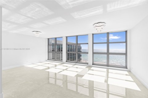 Condominio en venta en Miami Beach, Florida, 1 dormitorio, 117.06 m2 № 2019382 - foto 14