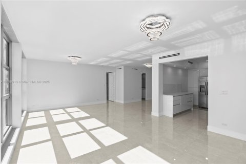 Condominio en venta en Miami Beach, Florida, 1 dormitorio, 117.06 m2 № 2019382 - foto 10