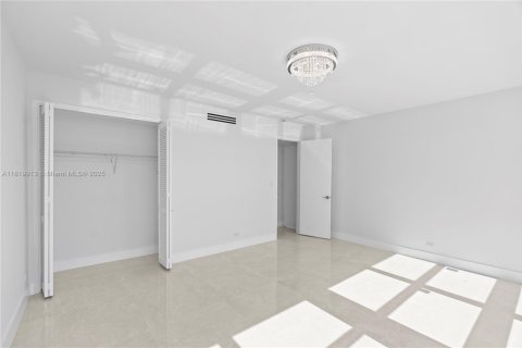 Condominio en venta en Miami Beach, Florida, 1 dormitorio, 117.06 m2 № 2019382 - foto 25