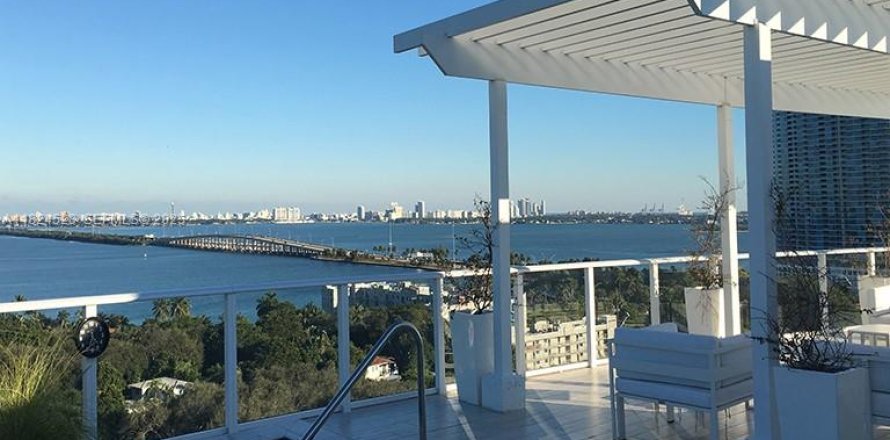Condominio en Miami, Florida, 2 dormitorios № 1983296