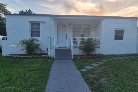 House in Miami, Florida 4 bedrooms, 123.19 sq.m. № 1948784 - photo 2