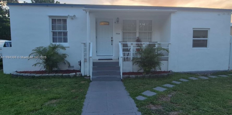 House in Miami, Florida 4 bedrooms, 123.19 sq.m. № 1948784