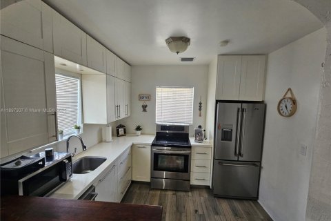 House in Miami, Florida 4 bedrooms, 123.19 sq.m. № 1948784 - photo 19