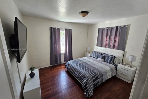 House in Miami, Florida 4 bedrooms, 123.19 sq.m. № 1948784 - photo 12