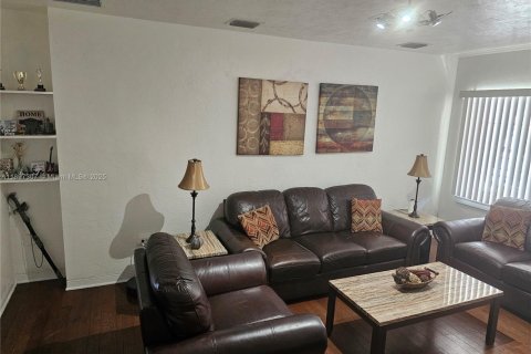 House in Miami, Florida 4 bedrooms, 123.19 sq.m. № 1948784 - photo 8