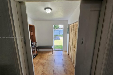 House in Miami, Florida 4 bedrooms, 123.19 sq.m. № 1948784 - photo 23