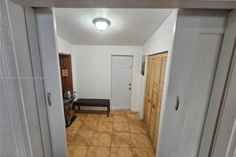 House in Miami, Florida 4 bedrooms, 123.19 sq.m. № 1948784 - photo 22