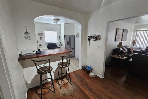 House in Miami, Florida 4 bedrooms, 123.19 sq.m. № 1948784 - photo 21