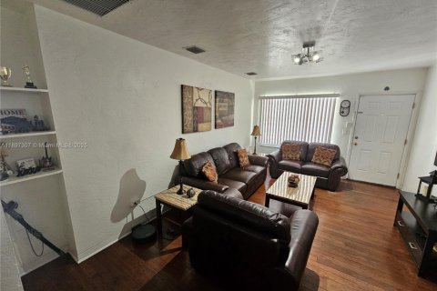 House in Miami, Florida 4 bedrooms, 123.19 sq.m. № 1948784 - photo 7