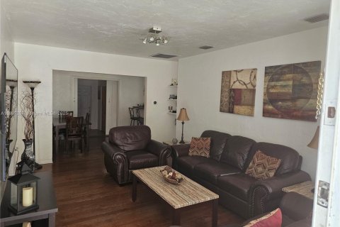 House in Miami, Florida 4 bedrooms, 123.19 sq.m. № 1948784 - photo 5