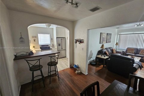 House in Miami, Florida 4 bedrooms, 123.19 sq.m. № 1948784 - photo 20
