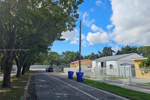 House in Miami, Florida 4 bedrooms, 123.19 sq.m. № 1948784 - photo 4
