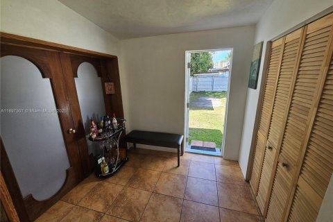 House in Miami, Florida 4 bedrooms, 123.19 sq.m. № 1948784 - photo 24
