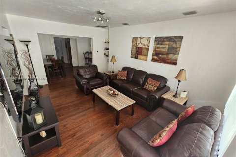 House in Miami, Florida 4 bedrooms, 123.19 sq.m. № 1948784 - photo 6