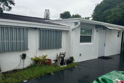 Снять в аренду коммерческую недвижимость в Мирамар, Флорида 1 спальня, 126.9м2, № 1991718 - фото 1