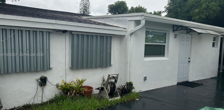 Коммерческая недвижимость в Мирамар, Флорида 1 спальня, 126.9м2 № 1991718