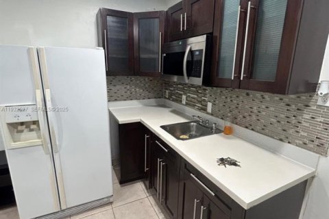 Снять в аренду коммерческую недвижимость в Мирамар, Флорида 1 спальня, 126.9м2, № 1991718 - фото 2