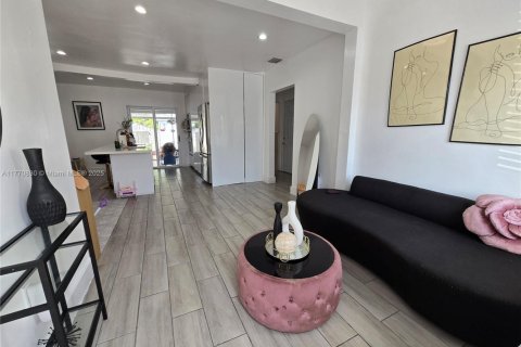 Купить виллу или дом в Майами, Флорида 3 спальни, 94.85м2, № 2053886 - фото 10