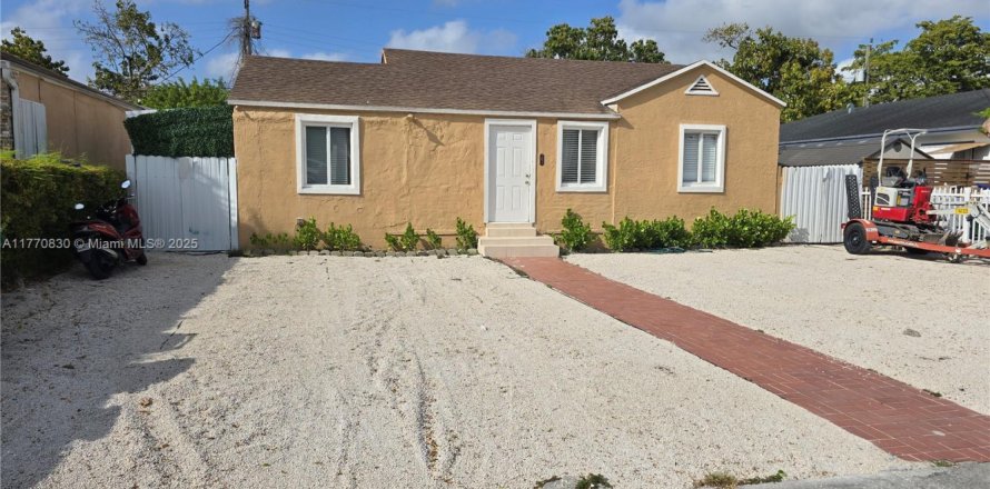 Дом в Майами, Флорида 3 спальни, 94.85м2 № 2053886