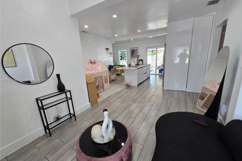 Купить виллу или дом в Майами, Флорида 3 спальни, 94.85м2, № 2053886 - фото 12