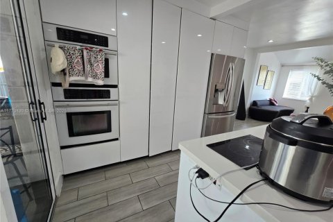 Купить виллу или дом в Майами, Флорида 3 спальни, 94.85м2, № 2053886 - фото 6