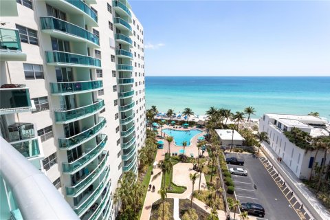 Condominio en alquiler en Hollywood, Florida, 1 dormitorio, 81.2 m2 № 2059837 - foto 3