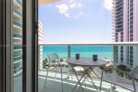 Condominio en alquiler en Hollywood, Florida, 1 dormitorio, 81.2 m2 № 2059837 - foto 1