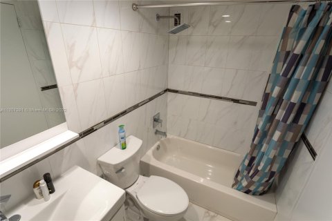 Condominio en alquiler en Hollywood, Florida, 1 dormitorio, 81.2 m2 № 2059837 - foto 19