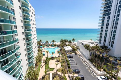 Condominio en alquiler en Hollywood, Florida, 1 dormitorio, 81.2 m2 № 2059837 - foto 2