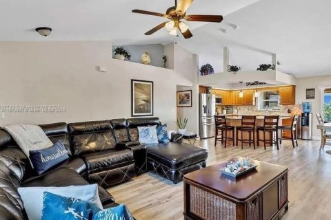 House in Cape Coral, Florida 4 bedrooms № 1864951 - photo 9