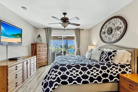 House in Cape Coral, Florida 4 bedrooms № 1864951 - photo 12