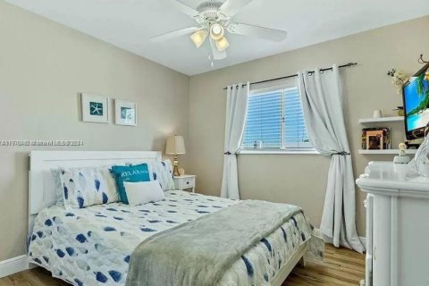 House in Cape Coral, Florida 4 bedrooms № 1864951 - photo 14