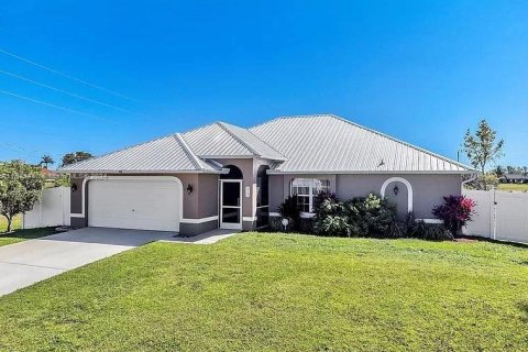 House in Cape Coral, Florida 4 bedrooms № 1864951 - photo 1
