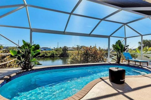 House in Cape Coral, Florida 4 bedrooms № 1864951 - photo 4