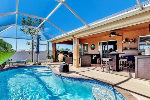 House in Cape Coral, Florida 4 bedrooms № 1864951 - photo 3
