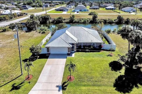 House in Cape Coral, Florida 4 bedrooms № 1864951 - photo 2