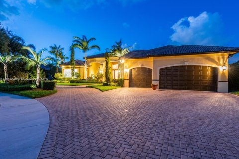 House in Davie, Florida 5 bedrooms, 383.69 sq.m. № 1971514 - photo 9