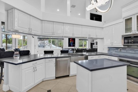 House in Davie, Florida 5 bedrooms, 383.69 sq.m. № 1971514 - photo 21