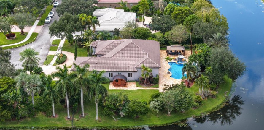 House in Davie, Florida 5 bedrooms, 383.69 sq.m. № 1971514