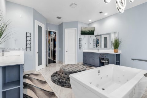 House in Davie, Florida 5 bedrooms, 383.69 sq.m. № 1971514 - photo 27