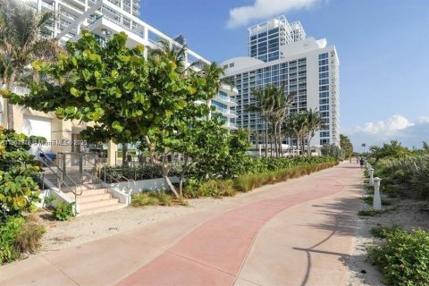 Condo in Miami Beach, Florida, 3 bedrooms  № 1955964 - photo 15