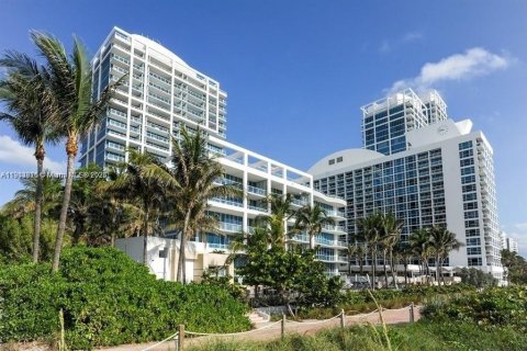 Condo in Miami Beach, Florida, 3 bedrooms  № 1955964 - photo 1