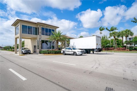 Condo in Pembroke Pines, Florida, 2 bedrooms  № 1945169 - photo 10