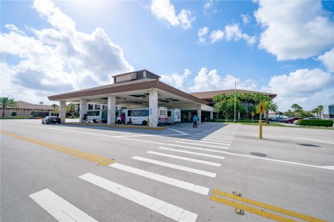 Condo in Pembroke Pines, Florida, 2 bedrooms  № 1945169 - photo 6