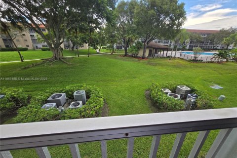 Condo in Pembroke Pines, Florida, 2 bedrooms  № 1945169 - photo 1