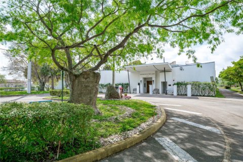 Condo in Pembroke Pines, Florida, 2 bedrooms  № 1945169 - photo 9