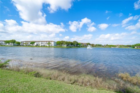 Condo in Pembroke Pines, Florida, 2 bedrooms  № 1945169 - photo 7