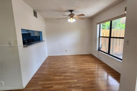 Condo in Pembroke Pines, Florida, 3 bedrooms  № 2060743 - photo 9