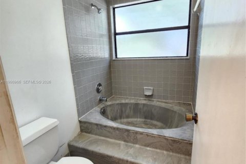 Condo in Pembroke Pines, Florida, 3 bedrooms  № 2060743 - photo 22