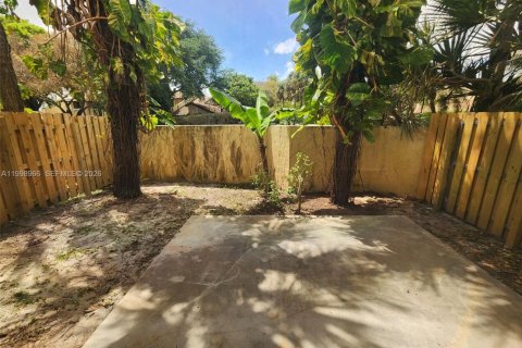 Condo in Pembroke Pines, Florida, 3 bedrooms  № 2060743 - photo 12